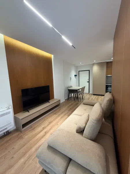 Tirane, jepet me qera garsonier 1+1 Kati 3, 57 m² 500 € (fushe aviacionit)