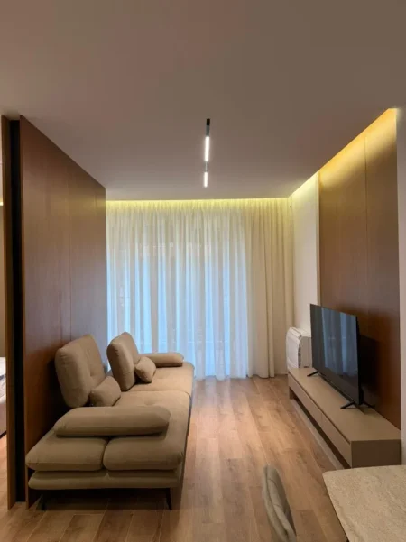 Tirane, jepet me qera garsonier 1+1 Kati 3, 57 m² 500 € (fushe aviacionit)
