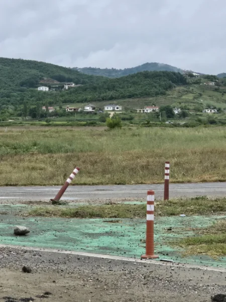 GJIRI LALZIT, shes toke ne bregdet 8.058 m² per fshat turistike me vila.