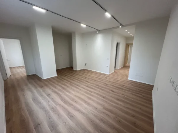Tirane, jepet me qera zyre Kati 2, 135 m² 1.350 € (prane big market)