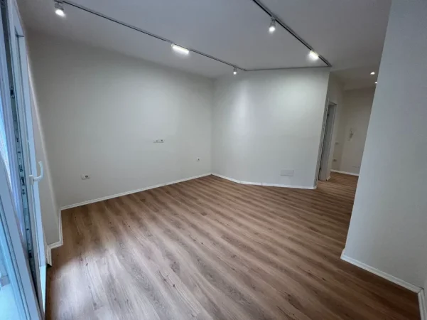 Tirane, jepet me qera zyre Kati 2, 135 m² 1.350 € (prane big market)