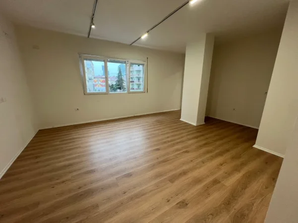 Tirane, jepet me qera zyre Kati 2, 135 m² 1.350 € (prane big market)