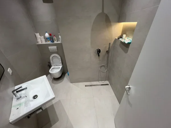 Tirane, jepet me qera zyre Kati 2, 135 m² 1.350 € (prane big market)