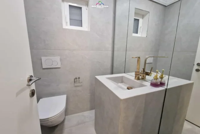Tirane, jepet me qera zyre Kati 2, 130 m² 1.420 € (mbrapa ambasades Kineze)
