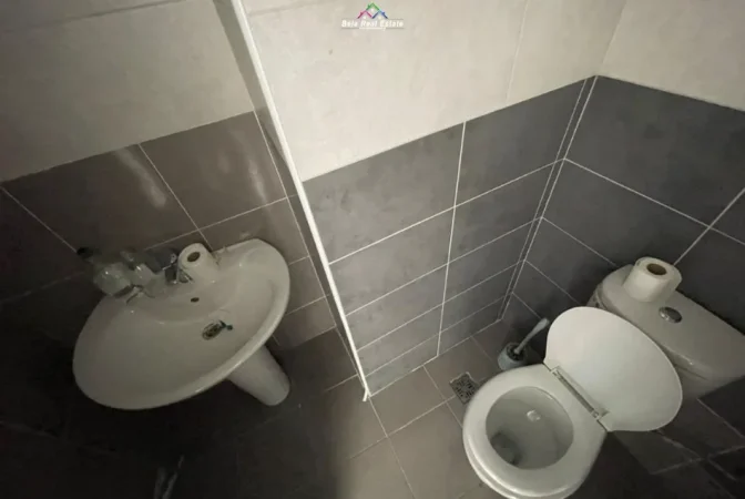 Tirane, jepet me qera dyqan Kati 0, 94 m² 630 € (pasho hysa)