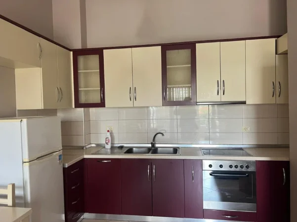 Tirane, jepet me qera apartament 1+1 Kati 2, 65 m² 420 € (Rruga loni Ligori)