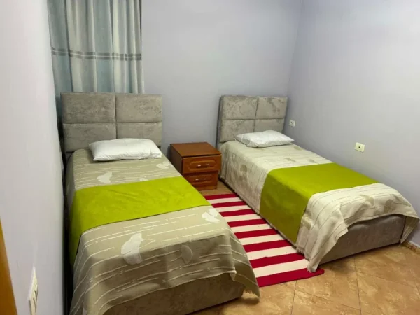 Tirane, jepet me qera apartament 3+1 Kati 6, 136 m² 900 € (Kompleksi Uslluga)