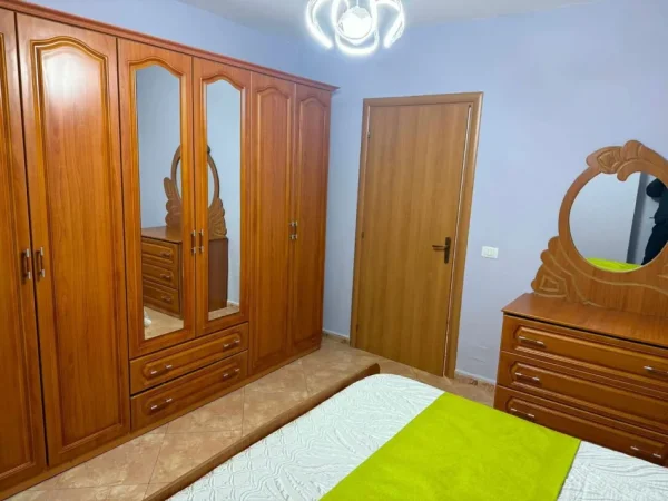 Tirane, jepet me qera apartament 3+1 Kati 6, 136 m² 900 € (Kompleksi Uslluga)