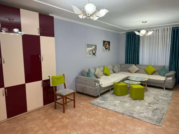 Tirane, jepet me qera apartament 3+1 Kati 6, 136 m² 900 € (Kompleksi Uslluga)