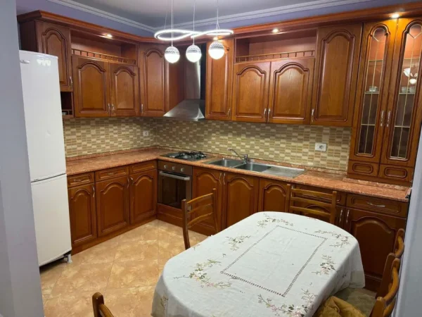 Tirane, jepet me qera apartament 3+1 Kati 6, 136 m² 900 € (Kompleksi Uslluga)