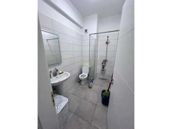 Tirane, jepet me qera apartament 2+1+Ballkon Kati 7, 101 m² 800 € (xhamlliku)