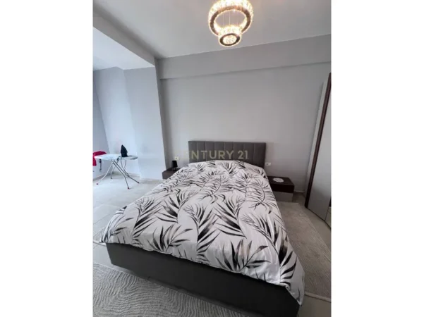 Tirane, jepet me qera apartament 2+1+Ballkon Kati 7, 101 m² 800 € (xhamlliku)