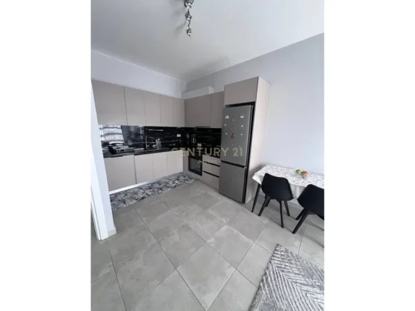 Tirane, jepet me qera apartament 2+1+Ballkon Kati 7, 101 m² 800 € (xhamlliku)