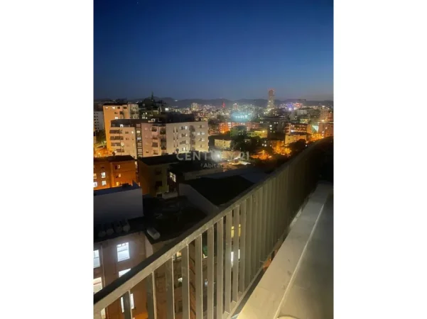 Tirane, jepet me qera apartament 2+1+Ballkon Kati 7, 101 m² 800 € (xhamlliku)
