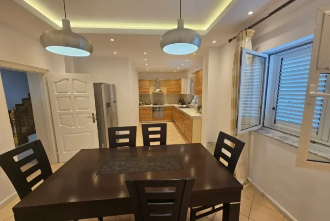 Tirane, jepet me qera Vile 3 Katshe , 650 m² 3.000 € (hamdi sina)