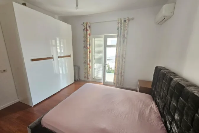 Tirane, jepet me qera Vile 3 Katshe , 650 m² 3.000 € (hamdi sina)