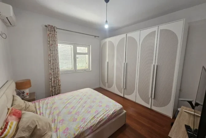 Tirane, jepet me qera Vile 3 Katshe , 650 m² 3.000 € (hamdi sina)