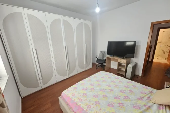 Tirane, jepet me qera Vile 3 Katshe , 650 m² 3.000 € (hamdi sina)