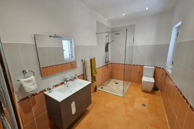 Tirane, jepet me qera Vile 3 Katshe , 650 m² 3.000 € (hamdi sina)