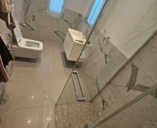 Tirane, jepet me qera Vile 3 Katshe , 650 m² 3.000 € (hamdi sina)