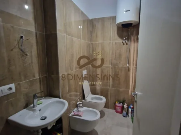 Tirane, jepet me qera ambjent biznesi Kati 2, 103 m² 1.200 € (Rruga e Kavajes)