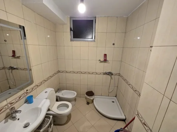 Tirane, jepet me qera apartament 2+1 Kati 1, 108 m² 580 € (pallati me shigjeta)