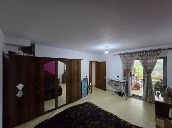 Tirane, jepet me qera apartament 2+1 Kati 1, 108 m² 580 € (pallati me shigjeta)