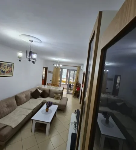 Tirane, jepet me qera apartament 2+1 Kati 1, 108 m² 580 € (pallati me shigjeta)