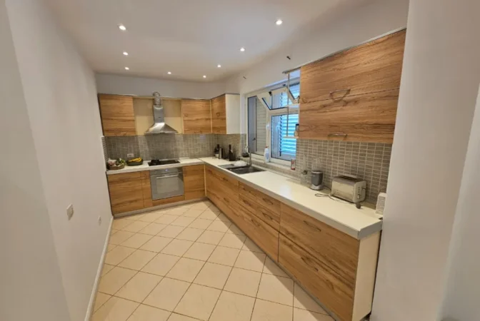 Tirane, jepet me qera apartament 5+1+Aneks Kati 3, 650 m² 3.000 € (Rruga Hamdi sina)