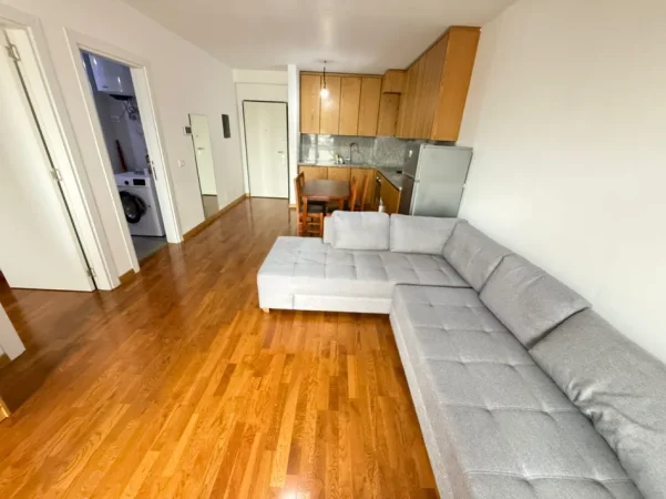 Tirane, jepet me qera apartament 1+1 Kati 10, 620 m² 630 € (Rruga Kongresi i Manastirit)