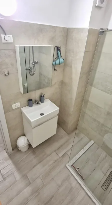 Durres, shitet garsonier 1+1 Kati 5, 37 m² 67.000 € (rruga pavarsia)