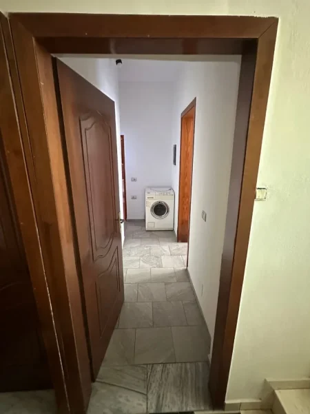 Tirane, jepet me qera garsonier 1+1 Kati 2, 28 m² 300 € (ne rrugen Havzi Nela Tirane)