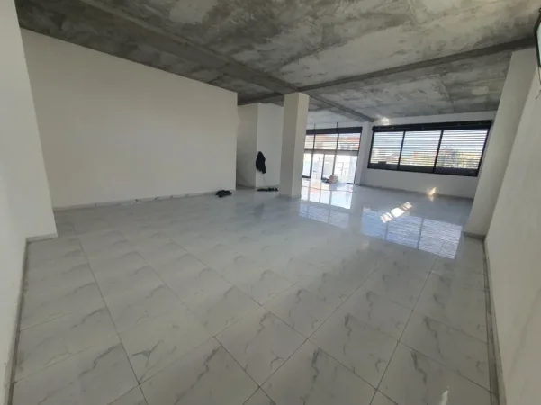 Durres, jap me qera ambjent biznesi Kati 1, 160 m² (shkozet)