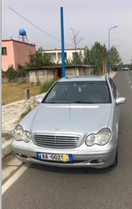 Tirane, shes makine Mercedes Benz C220 W203 Nafte, gri metalizato manuale Kondicioner 300.000 km 2.490 €
