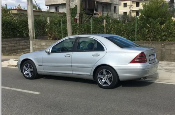 Tirane, shes makine Mercedes Benz C220 W203 Nafte, gri metalizato manuale Kondicioner 300.000 km 2.490 €