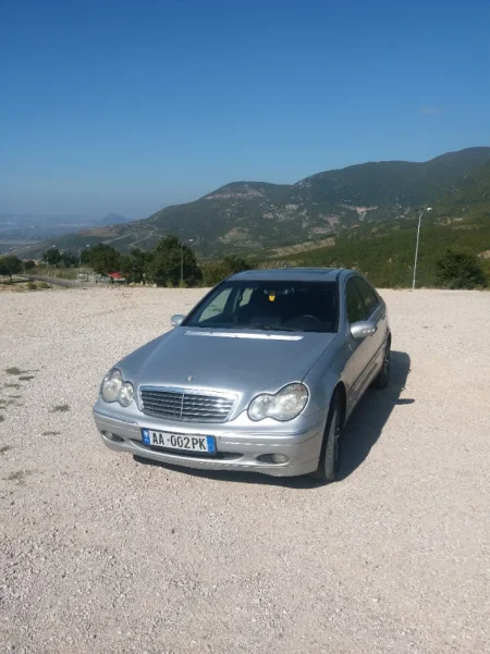 Tirane, shes makine Mercedes Benz C220 W203 Nafte, gri metalizato manuale Kondicioner 300.000 km 2.490 €