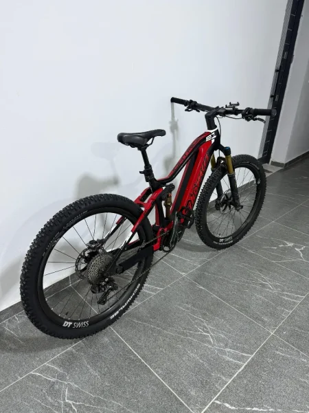 Tirane, shes biciklete elektrike Thömus Lightrider E1 Carbon E-MTB vetem 320 km e kuqe 3.490 €