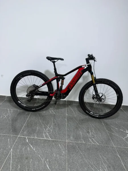 Tirane, shes biciklete elektrike Thömus Lightrider E1 Carbon E-MTB vetem 320 km e kuqe 3.490 €