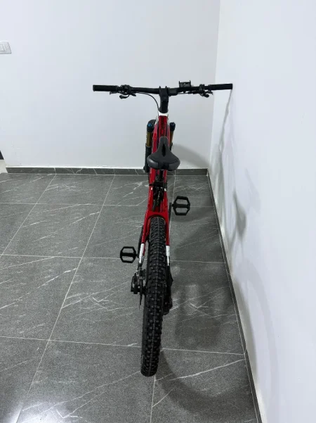 Tirane, shes biciklete elektrike Thömus Lightrider E1 Carbon E-MTB vetem 320 km e kuqe 3.490 €