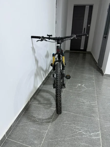 Tirane, shes biciklete elektrike Thömus Lightrider E1 Carbon E-MTB vetem 320 km e kuqe 3.490 €