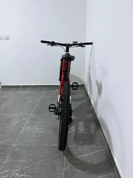Tirane, shes biciklete elektrike Thömus Lightrider E1 Carbon E-MTB vetem 320 km e kuqe 3.490 €