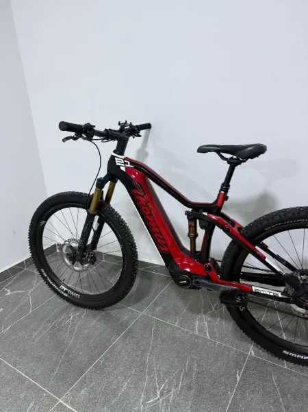 Tirane, shes biciklete elektrike Thömus Lightrider E1 Carbon E-MTB vetem 320 km e kuqe 3.490 €