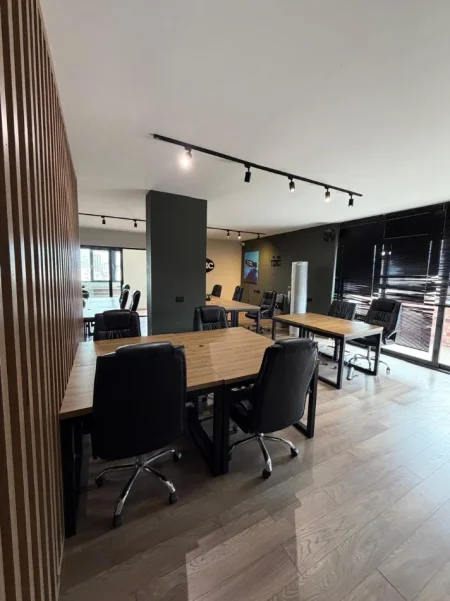 Tirane, jepet me qera ambjent biznesi Kati 10, 280 m² 3.000 € (Midis Rrugës së Durrësit dhe Mine Pezës)