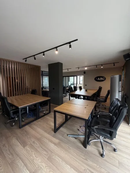 Tirane, jepet me qera ambjent biznesi Kati 10, 280 m² 3.000 € (Midis Rrugës së Durrësit dhe Mine Pezës)