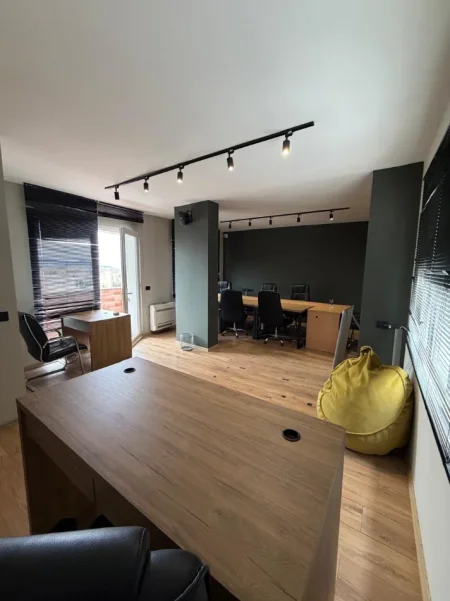 Tirane, jepet me qera ambjent biznesi Kati 10, 280 m² 3.000 € (Midis Rrugës së Durrësit dhe Mine Pezës)