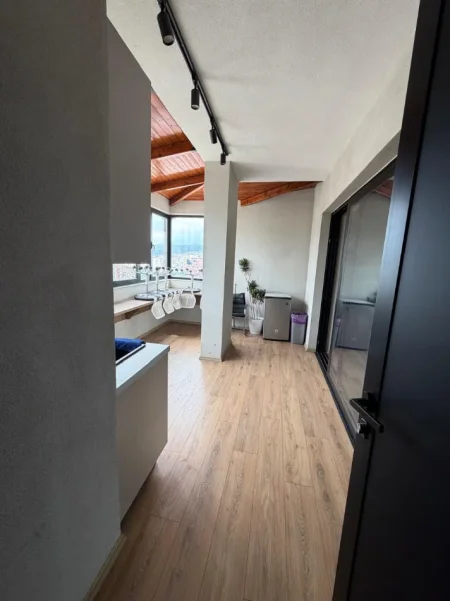 Tirane, jepet me qera ambjent biznesi Kati 10, 280 m² 3.000 € (Midis Rrugës së Durrësit dhe Mine Pezës)