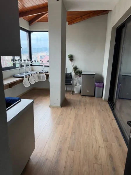 Tirane, jepet me qera ambjent biznesi Kati 10, 280 m² 3.000 € (Midis Rrugës së Durrësit dhe Mine Pezës)