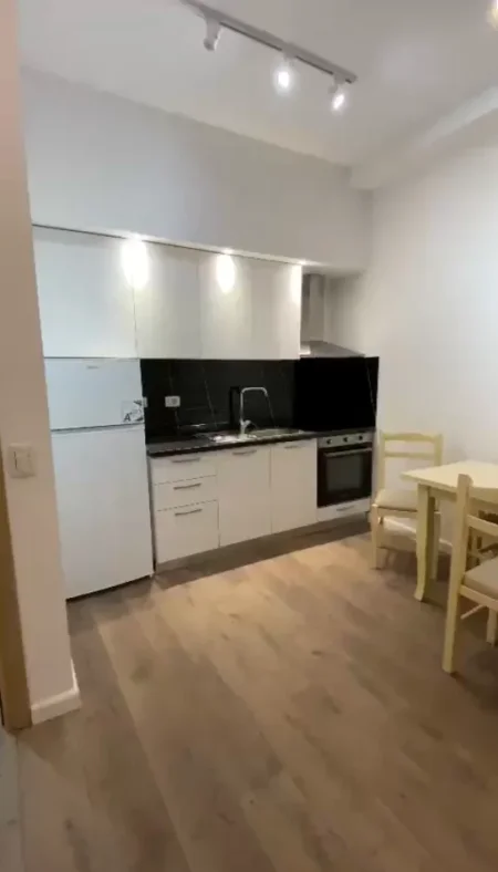 Tirane, jepet me qera apartament 1+1 Kati 2, 70 m² 550 € (Fondacioni Eleonor ,Supermarket Aldi)