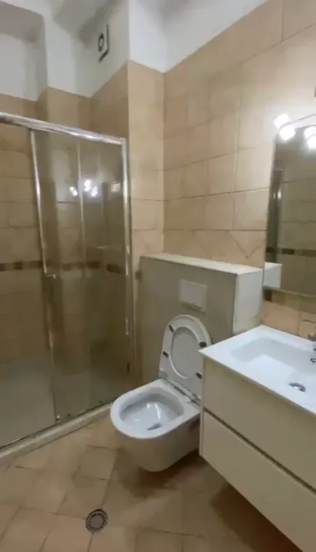 Tirane, jepet me qera apartament 1+1 Kati 2, 70 m² 550 € (Fondacioni Eleonor ,Supermarket Aldi)
