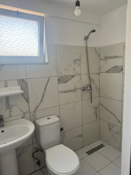 Tirane, jepet me qera apartament 1+1 Kati 1, 61 m² 360 € (Shkoze ,rruga Ali Shefqeti)